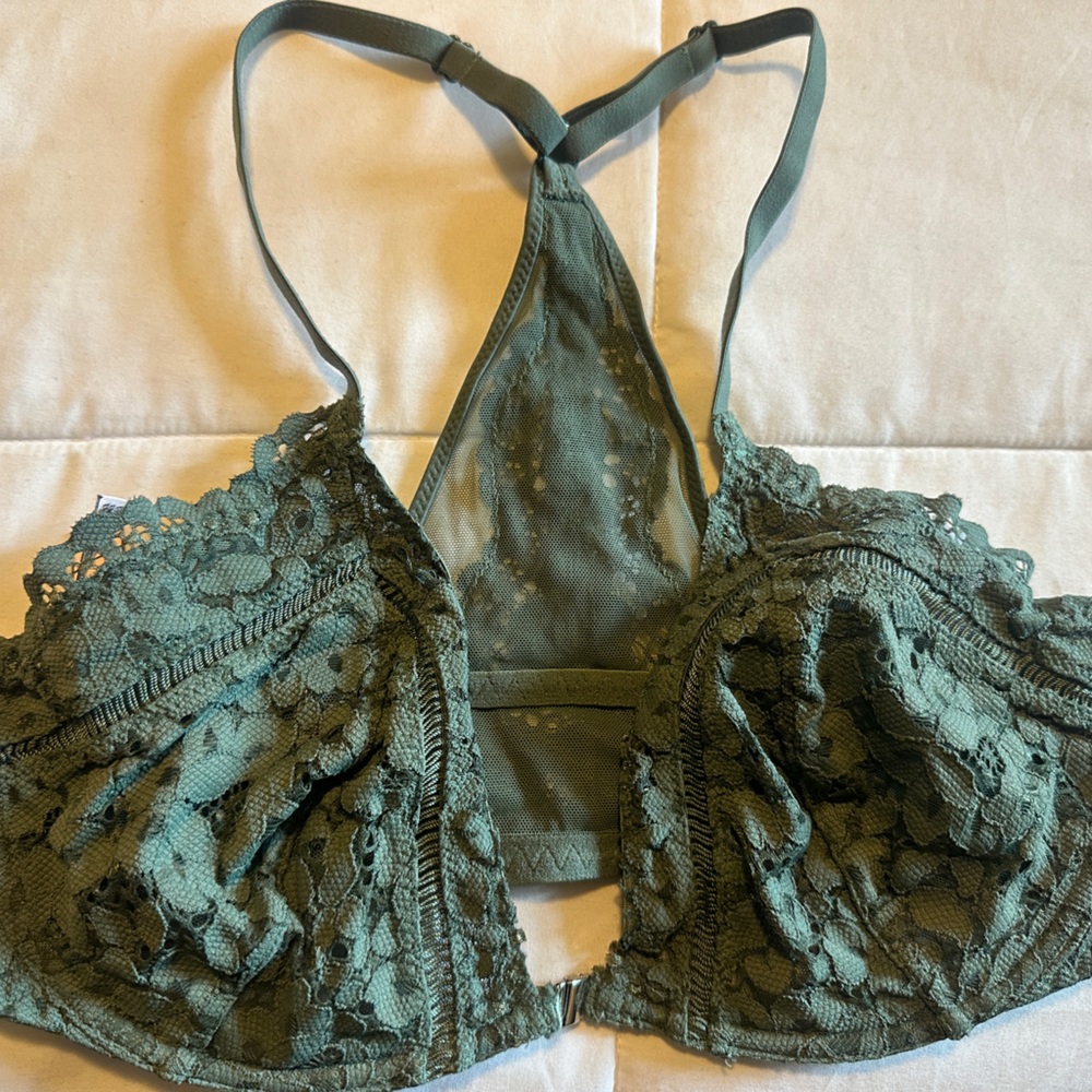 Victoria’s Secret Lace Underwire Front Close Demi in Green